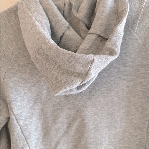 ASICS Athletic full zip up long sleeve top with pockets.
EUC Size Medium - Picture 6 of 14